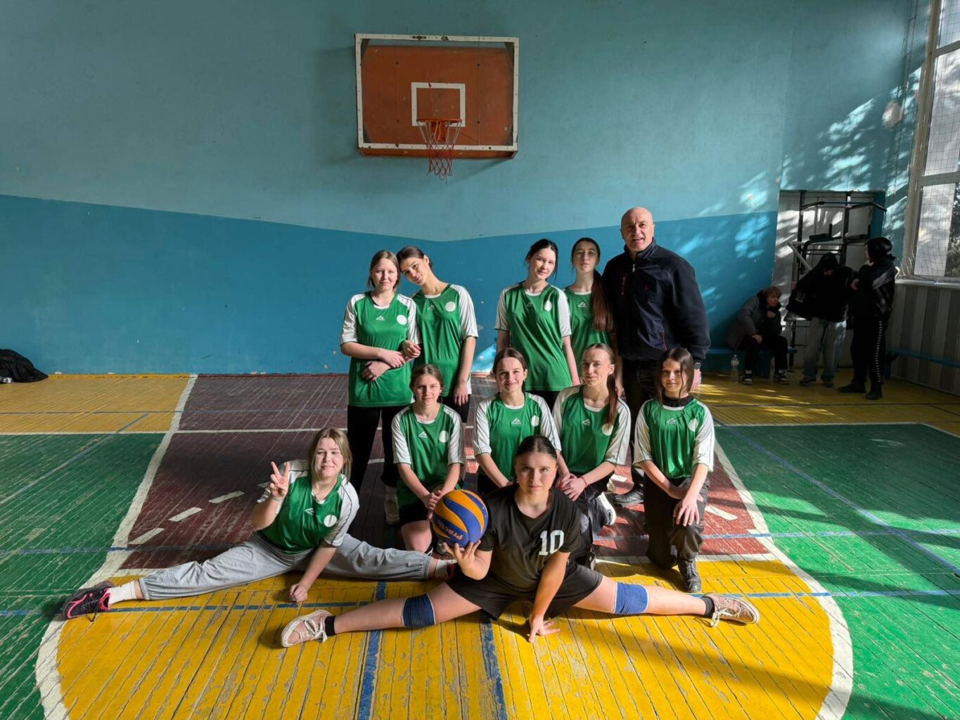 Команда волейболістів ЛПКСОП на зональних змаганнях у Львові