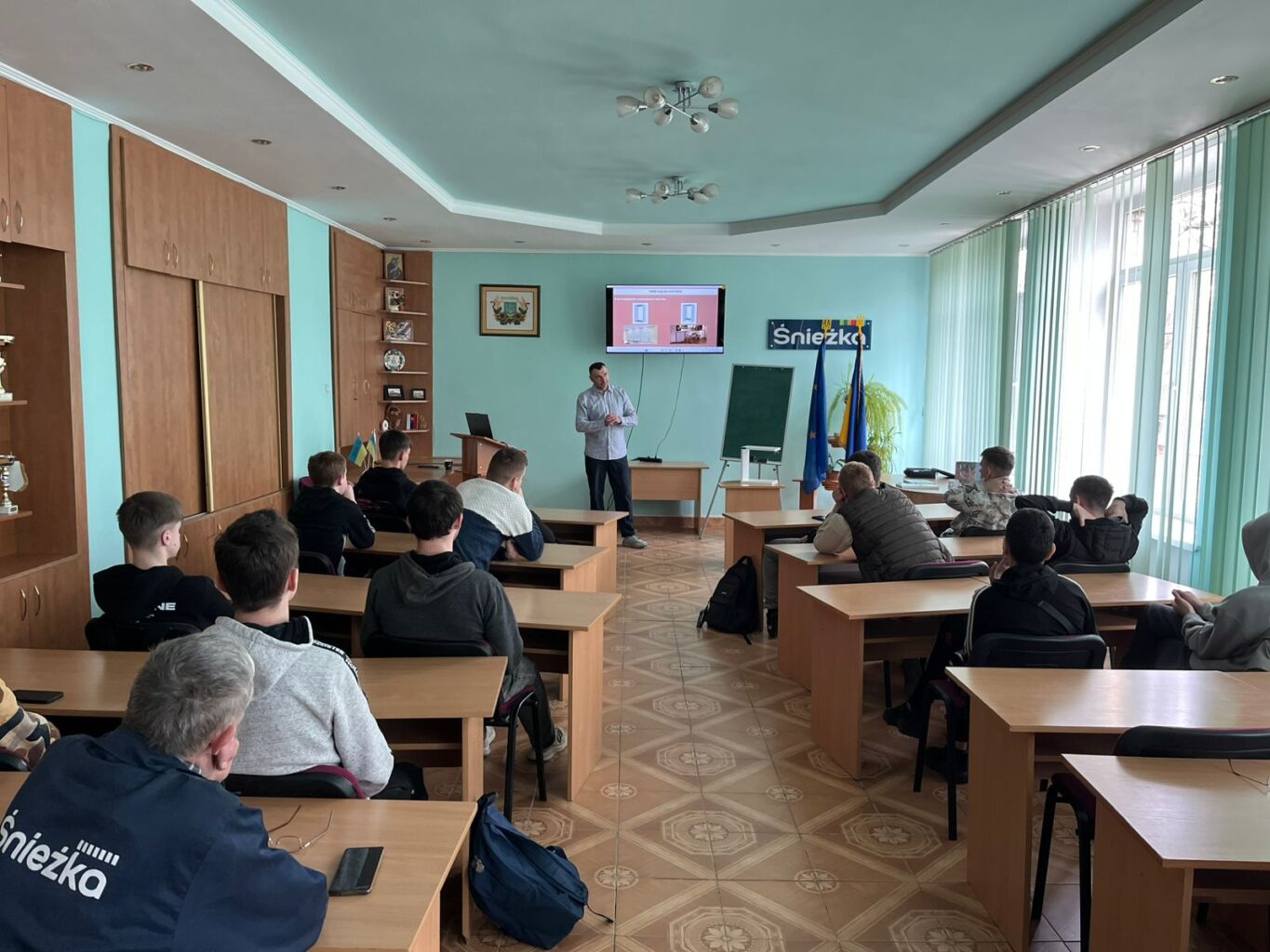 Процес збирання меблів під час майстер-класу від компанії Меблі Седан