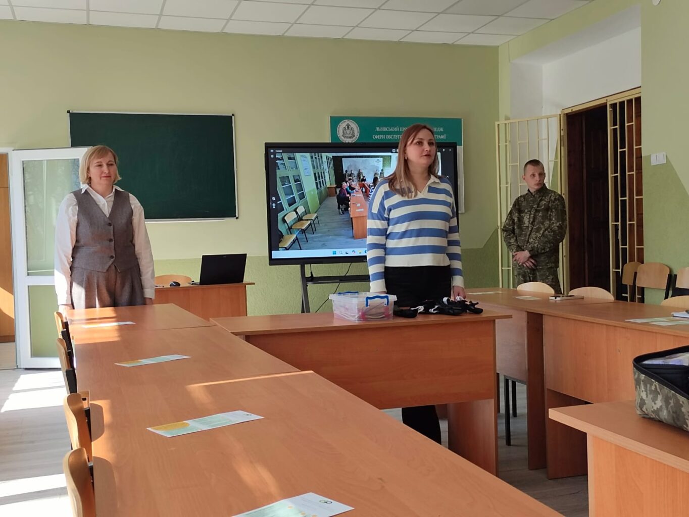 Викладачі предмета Захист України на практичному занятті зі стрільби у коледжі