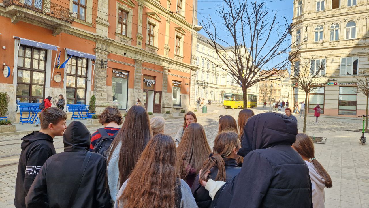 Студенти групи 16 ЛПКСОП на площі Ринок під час екскурсії
