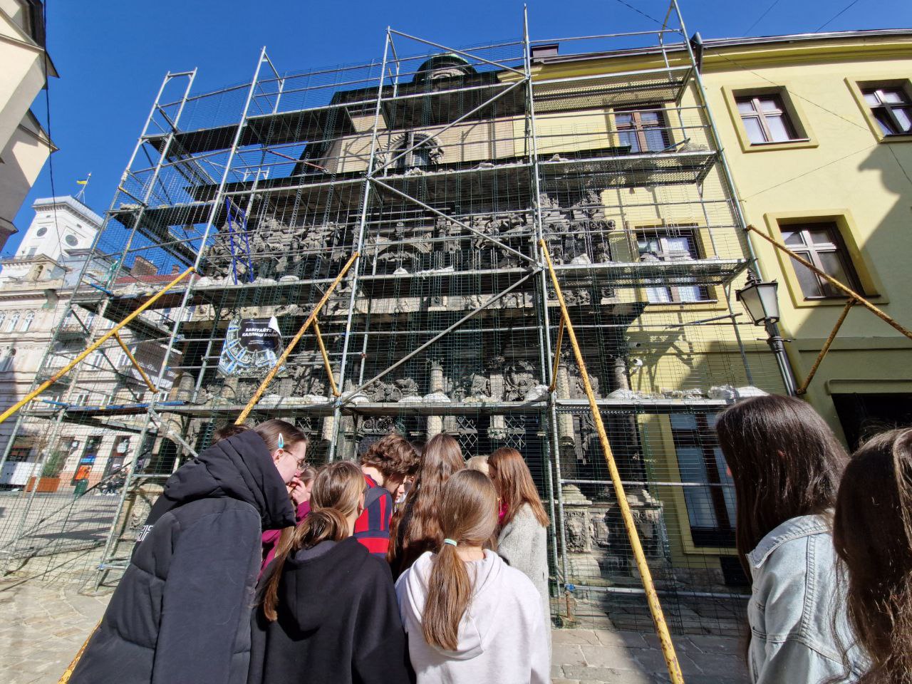 Студенти групи 16 ЛПКСОП на площі Ринок під час екскурсії