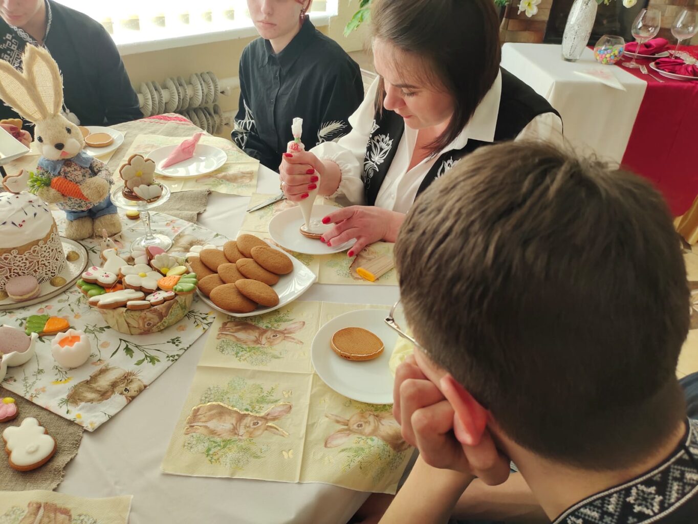 Студенти ЛПКСОП розписують великодні пряники ніжною глазур'ю