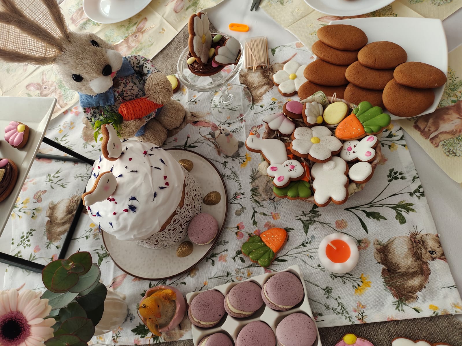 Студенти ЛПКСОП розписують великодні пряники ніжною глазур'ю