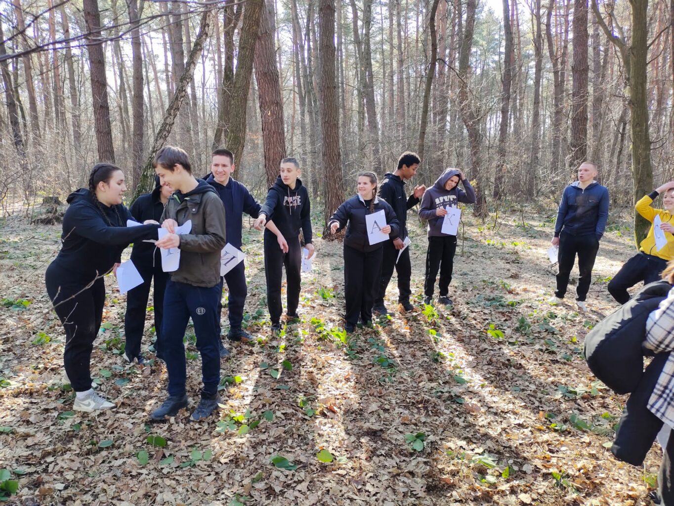 Андрій Закалюк нагороджує учасників теренової гри Молодь пам'ятає Шухевича 2026
