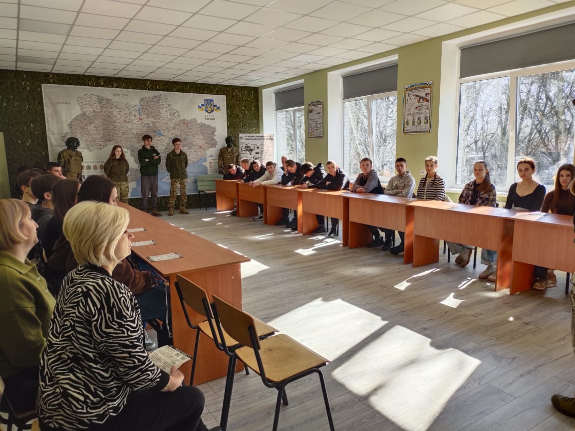 Студенти коледжу на практичному занятті з тактичної медицини