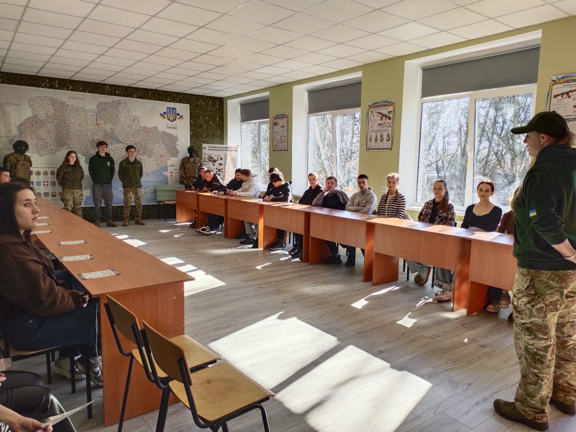 Студенти коледжу на практичному занятті з тактичної медицини