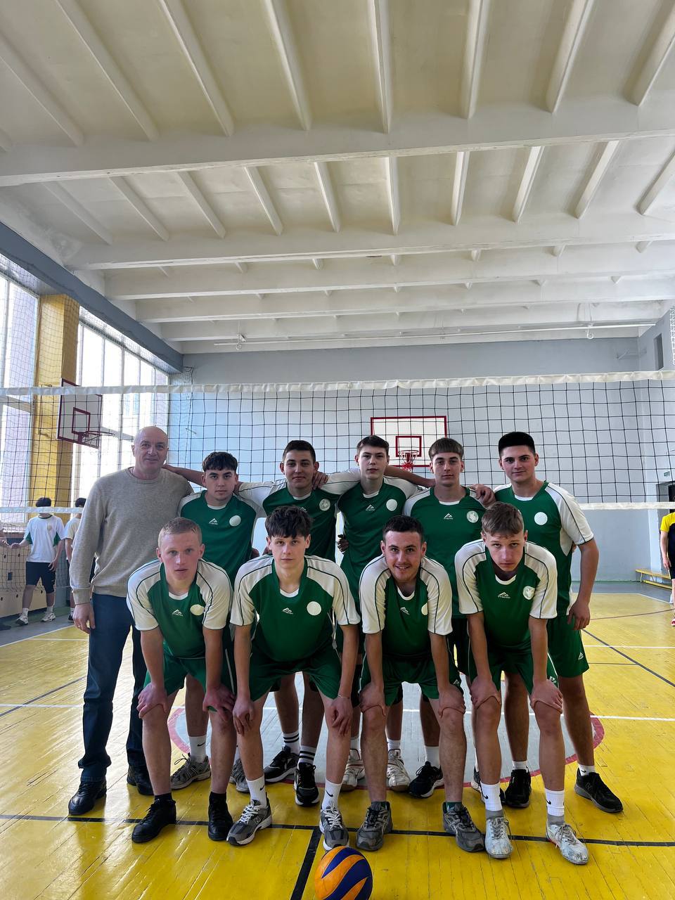 Чоловіча збірна з волейболу Львівського професійного коледжу сфери обслуговування та поліграфії на змаганнях 2026