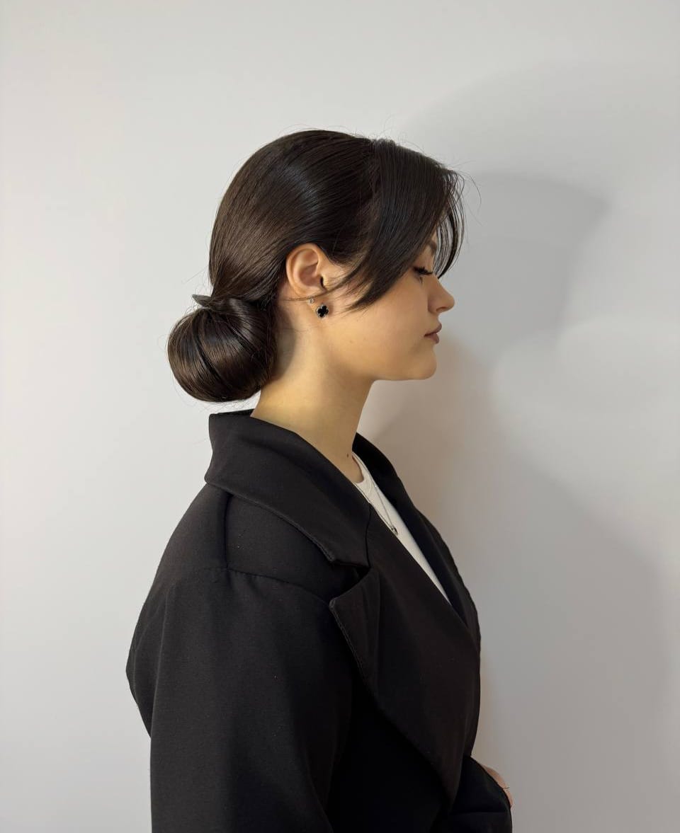 Студентка групи 31 ЛПКСОП демонструє модельну зачіску на захисті