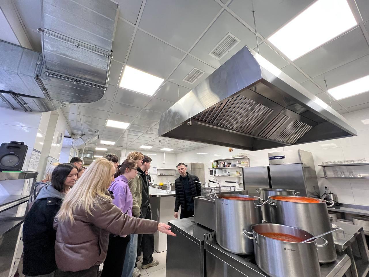 Команда студентів коледжу під час професійної екскурсії у закладі Сопрано