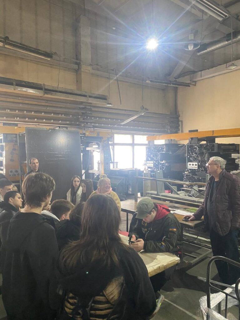 Студенти ЛПКСОП груп 26, 36, 19 на поліграфічному підприємстві Високий замок