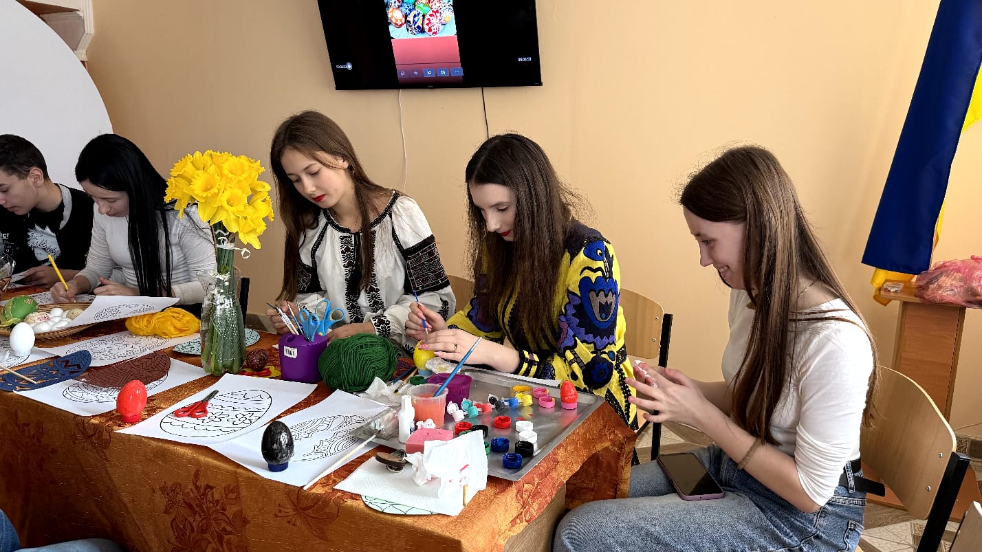 Студенти гуртожитку ЛПКСОП розмальовують пасхальні яйця