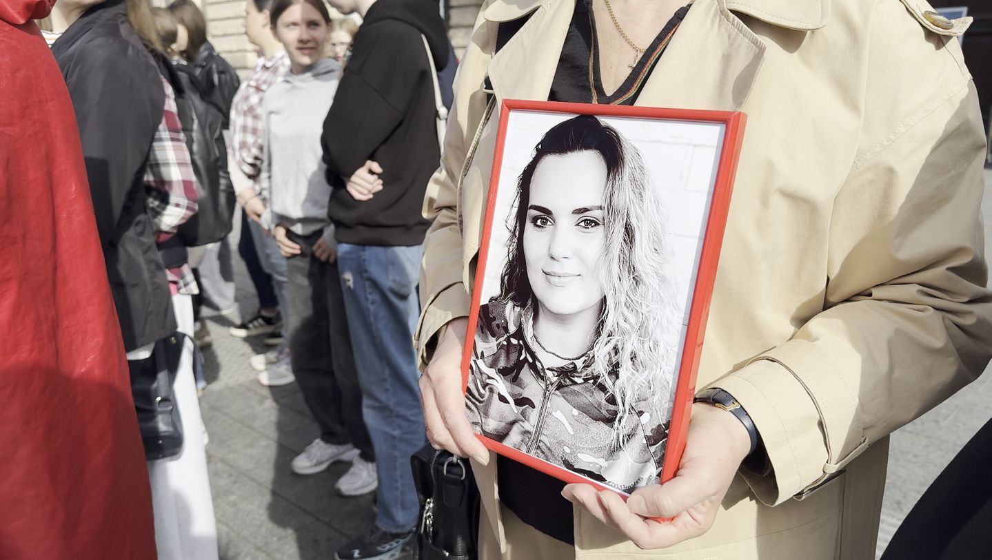 Поки живе пам’ять: Студенти ЛПКСОП вшанували Героя України Ірину Цибух біля Львівської опери