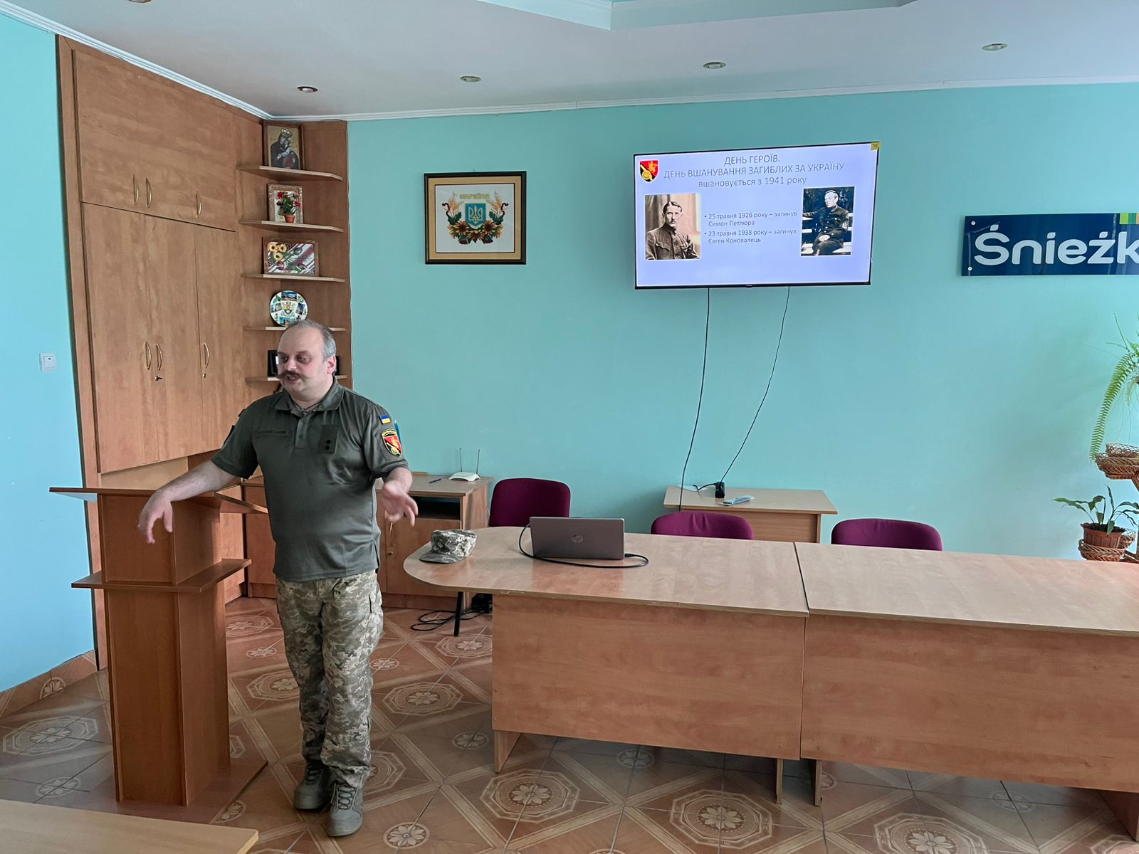 День Героїв в ЛПКСОП: Студенти зустрілися з воїном 45-ї окремої артилерійської бригади