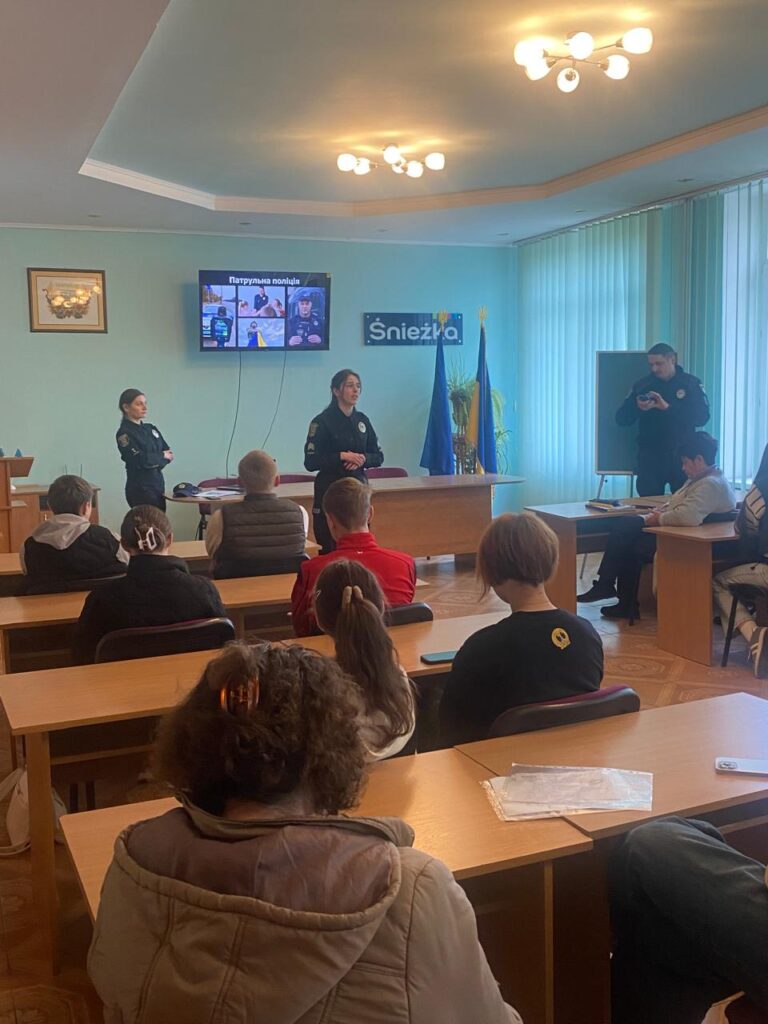 Студенти коледжу під час лекції про інформаційну безпеку та протидію вербуванню